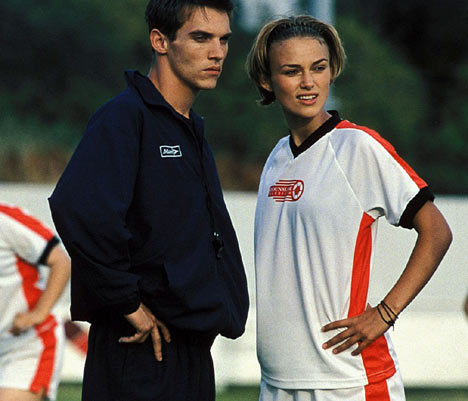 Jonathan-Rhys-Meyers-and-Keira-Knightley-bend-it-like-beckham-25732799-468-401