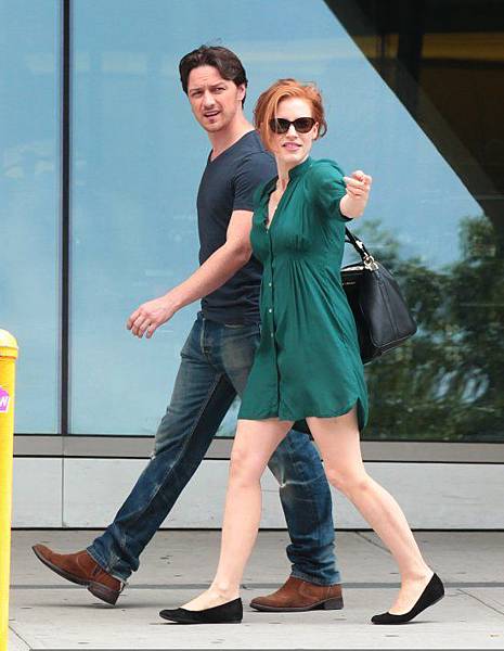 jessica-chastain-on-the-set-of-the-disappearance-of-eleanor