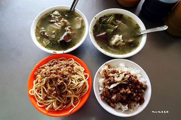 台中西屯區美食 梁嫂炒麵肉燥飯 台中超人氣古早味炒麵骨仔肉湯與綜合湯推薦在地人愛吃的銅板價早餐 中平路 水湳市場 大鵬國小 愛吃愛玩的馬克斯