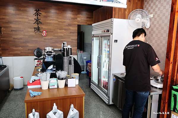 茶本味沙鹿鎮南店 台中沙鹿手搖飲美食 甜品茶飲販賣所首創將草莓糖葫蘆入飲料翻糖滿杯水果茶吸睛好喝每日限量可外送 沙鹿火車站 靜宜夜市 美仁里彩繪村 愛吃愛玩的馬克斯