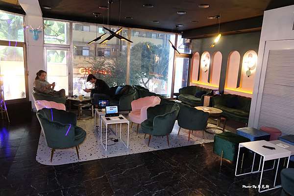 Lava Shisha Lounge 水煙餐酒館 台中西屯美食 新開幕 燈光美氣氛佳來杯好喝特調現做異國美食好吃水煙初體驗下班三五好友小酌新選擇 逢甲大學 逢甲夜市 台中調酒 愛吃愛玩的馬克斯