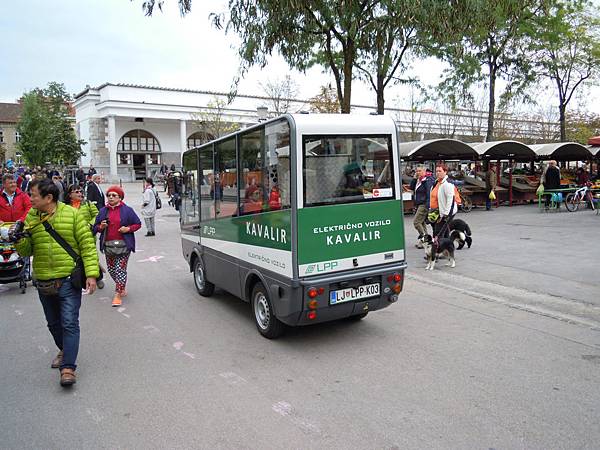 因為是徒步區而設計的老人代步電動車