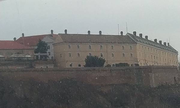 佩特羅瓦拉丁城堡.jpg