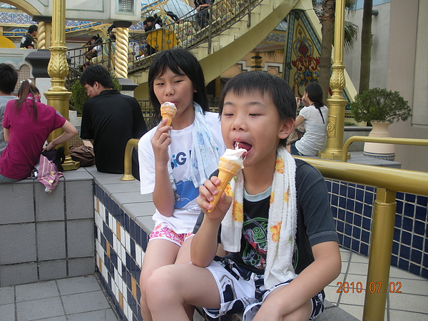 這是我和弟弟吃冰淇淋的照片