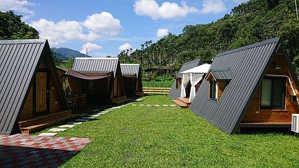 昵昵媽露營趣 南投埔里 入森林露森林 迷你合掌村小木屋 松樹草地營位 舒服乾淨漂亮的營地 223露 2019 8 3 8 4 昵昵媽的幸福露營 生活