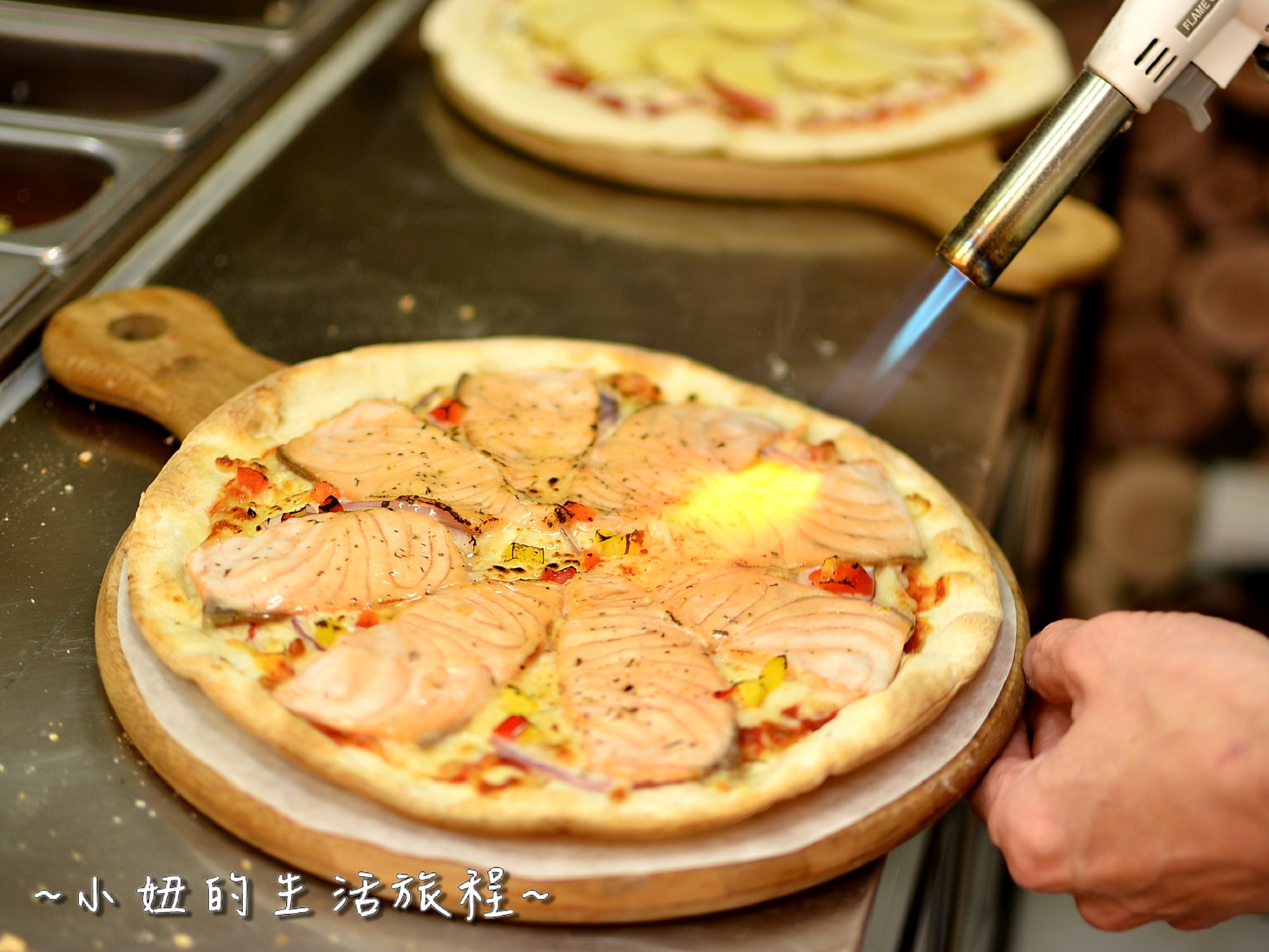 07士林夜市 捷運劍潭站 愛披薩 iPizza 正統 薄披薩 外國人.JPG