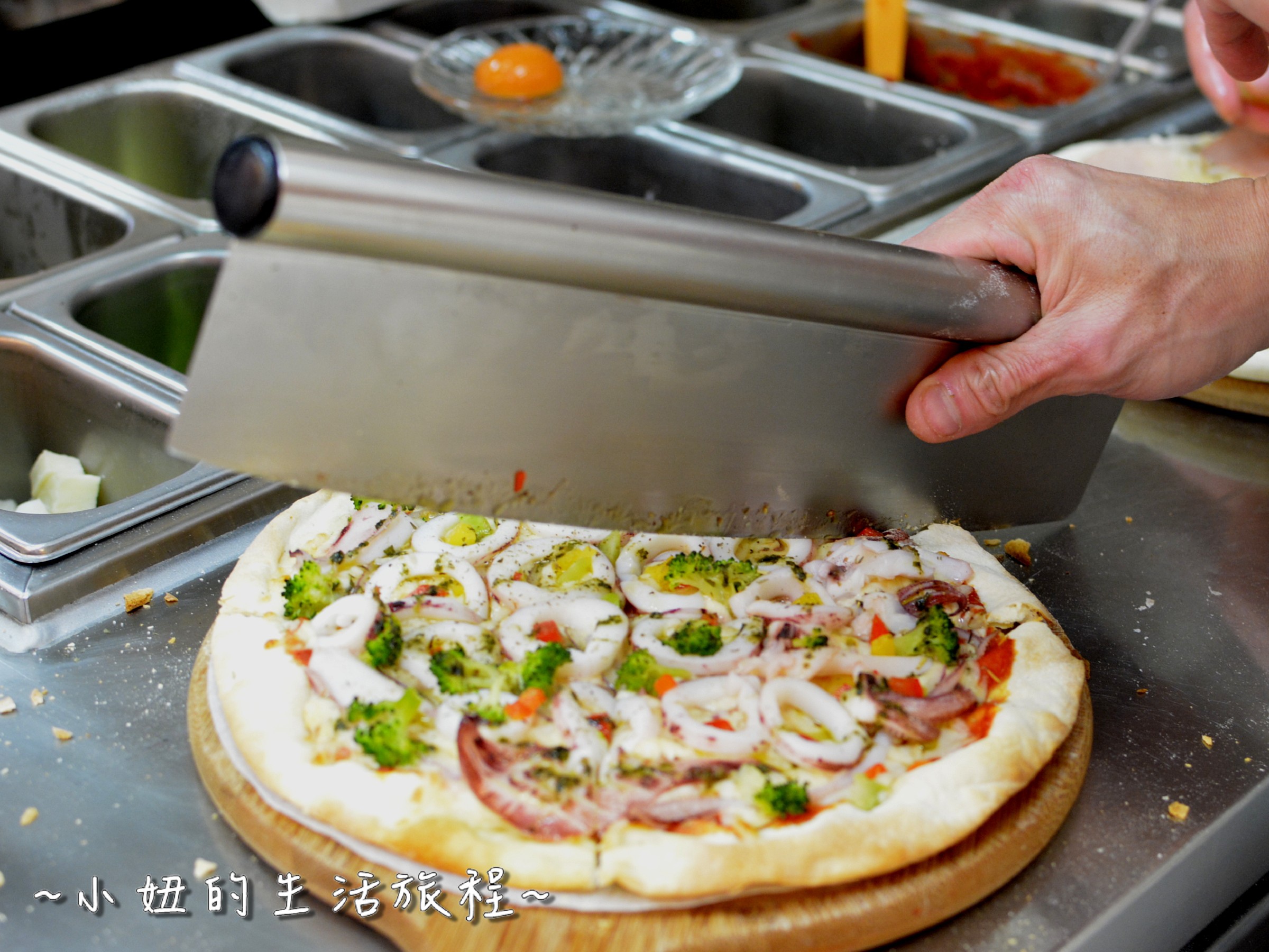 19士林夜市 捷運劍潭站 愛披薩 iPizza 正統 薄披薩 外國人.JPG