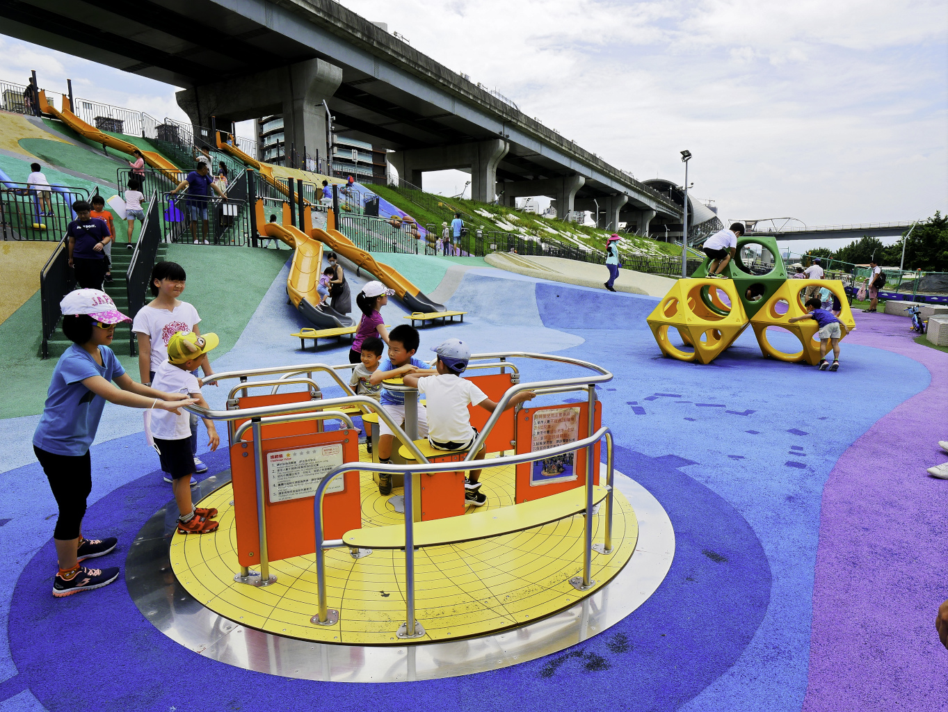 大都會公園 熊猴森樂園 獮猴溜滑梯 瀑布滑草場 幸運草地景溜滑梯 大都會公園捷運三重站 交通 停車 全區全攻略