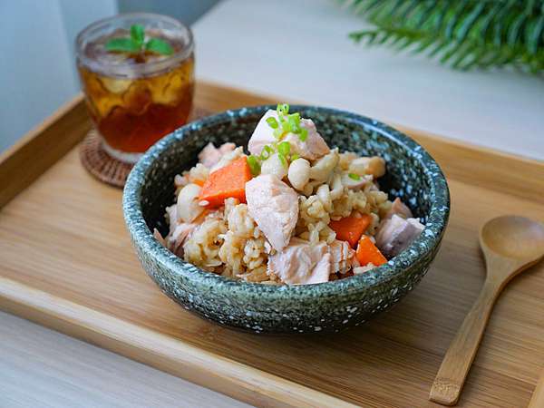 電鍋食譜 鮭魚菇菇炊飯作法 一鍋搞定的電鍋料理超輕鬆 小妞的生活旅程 痞客邦