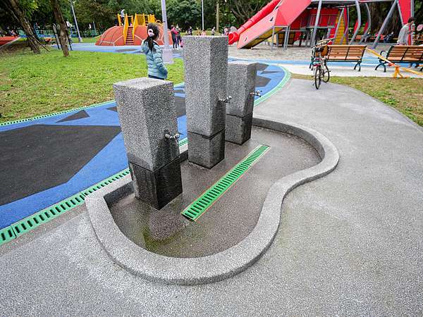 板橋環河公園大改造 大型招潮蟹遊具 海龜溜滑梯 小妞的生活旅程 痞客邦
