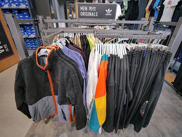 adidas摩曼頓新楠家樂福店-02.jpg