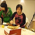 四月份壽星幫忙切蛋糕