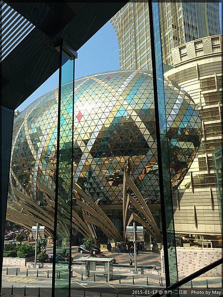 新葡京酒店~金碧輝煌我覺得它厲害的不是這顆球型外觀!而是上面像樹葉展開的造型!(沒拍到也拍不到!可惜)