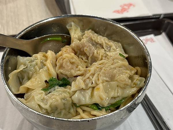 新竹巨城 4F美食街 翔羚溫州大餛飩 紅燒牛肉麵 餛飩意外的