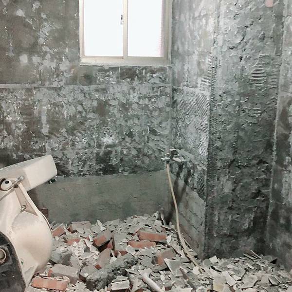 台中浴室翻修 老舊浴室移除了用不到的浴缸 規劃浴櫃解決浴室瓶