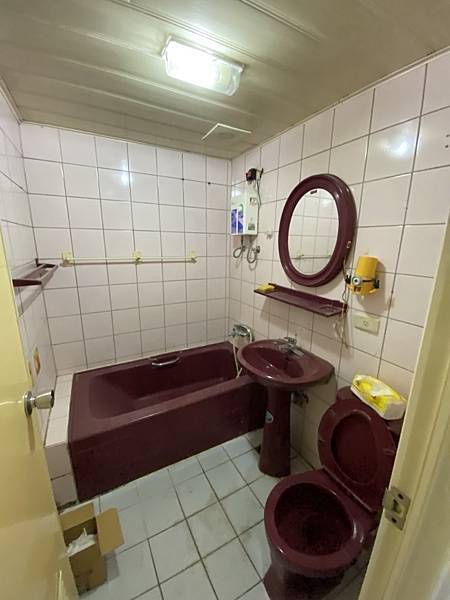 台中浴室不拆磁磚翻修浴室-預算有限也能處理浴室的方法