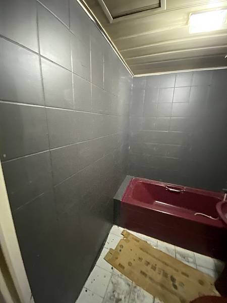 台中浴室不拆磁磚翻修浴室-預算有限也能處理浴室的方法