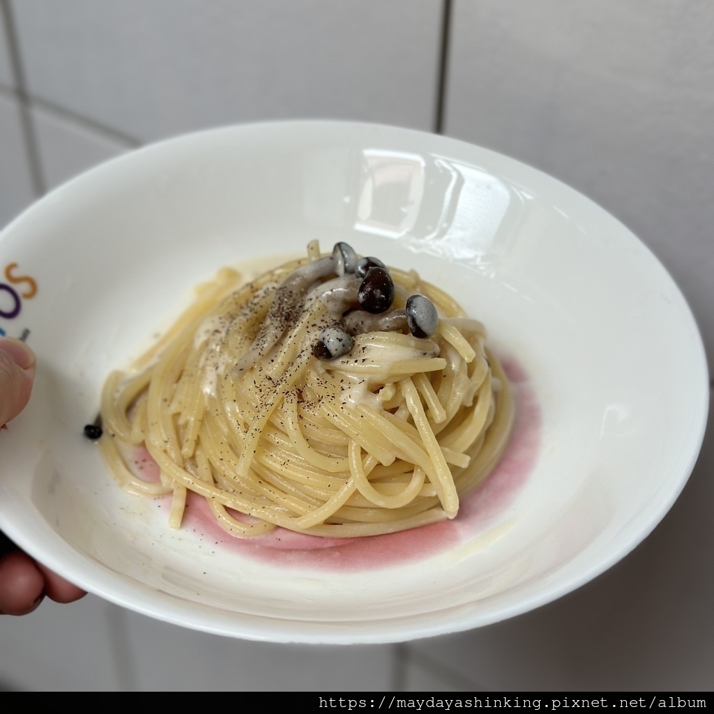 簡易食譜｜白醬菇菇義大利麵 feat. 品高 EZ KITC