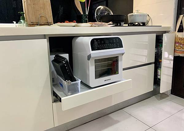 山水 氣炸烤箱 (2).JPG SANSUI山水12L旋風溫控智能氣炸烤箱:360°自動轉烤不燒焦,不鏽鋼內膽好清理,預設16種氣炸烤箱料理(SAF-553N)黑白時尚雙色可選