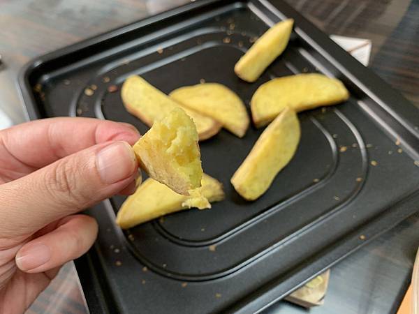 山水 氣炸烤箱 (12).JPG SANSUI山水12L旋風溫控智能氣炸烤箱:360°自動轉烤不燒焦,不鏽鋼內膽好清理,預設16種氣炸烤箱料理(SAF-553N)黑白時尚雙色可選