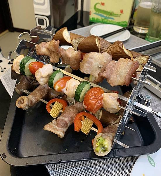 山水 氣炸烤箱串燒.JPG SANSUI山水12L旋風溫控智能氣炸烤箱:360°自動轉烤不燒焦,不鏽鋼內膽好清理,預設16種氣炸烤箱料理(SAF-553N)黑白時尚雙色可選