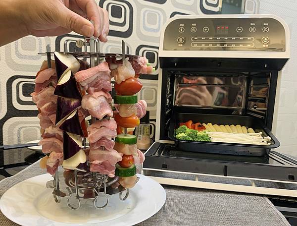 山水 氣炸烤箱烤肉串燒.JPG SANSUI山水12L旋風溫控智能氣炸烤箱:360°自動轉烤不燒焦,不鏽鋼內膽好清理,預設16種氣炸烤箱料理(SAF-553N)黑白時尚雙色可選