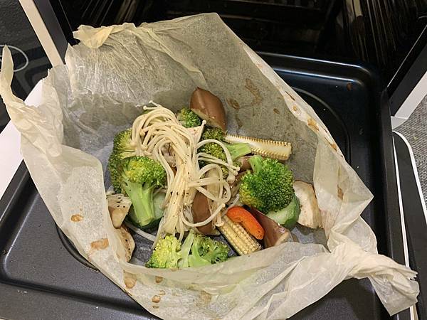 山水 氣炸烤箱紙包蔬菜.JPG SANSUI山水12L旋風溫控智能氣炸烤箱:360°自動轉烤不燒焦,不鏽鋼內膽好清理,預設16種氣炸烤箱料理(SAF-553N)黑白時尚雙色可選