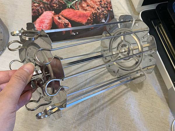 山水氣炸烤箱串燒架.JPG SANSUI山水12L旋風溫控智能氣炸烤箱:360°自動轉烤不燒焦,不鏽鋼內膽好清理,預設16種氣炸烤箱料理(SAF-553N)黑白時尚雙色可選