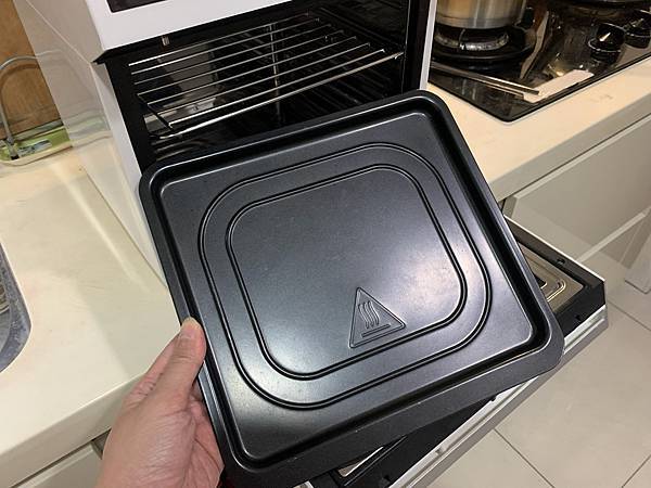 山水氣炸烤箱烤盤 (1).JPG SANSUI山水12L旋風溫控智能氣炸烤箱:360°自動轉烤不燒焦,不鏽鋼內膽好清理,預設16種氣炸烤箱料理(SAF-553N)黑白時尚雙色可選