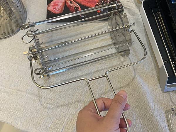 山水氣炸烤箱串燒.JPG SANSUI山水12L旋風溫控智能氣炸烤箱:360°自動轉烤不燒焦,不鏽鋼內膽好清理,預設16種氣炸烤箱料理(SAF-553N)黑白時尚雙色可選