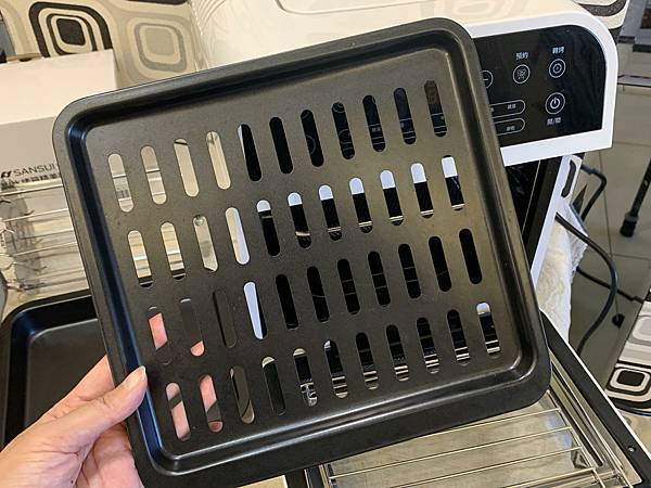 山水氣炸烤箱洞洞烤盤.JPG SANSUI山水12L旋風溫控智能氣炸烤箱:360°自動轉烤不燒焦,不鏽鋼內膽好清理,預設16種氣炸烤箱料理(SAF-553N)黑白時尚雙色可選