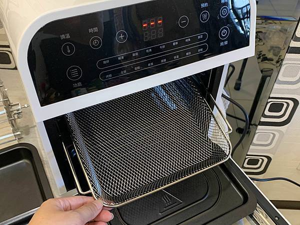 山水氣炸烤箱烤盤 (2).JPG SANSUI山水12L旋風溫控智能氣炸烤箱:360°自動轉烤不燒焦,不鏽鋼內膽好清理,預設16種氣炸烤箱料理(SAF-553N)黑白時尚雙色可選