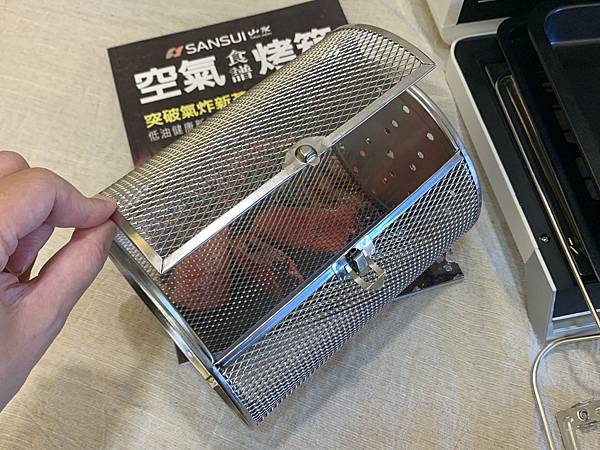 山水氣炸烤箱旋轉烤籠.JPG SANSUI山水12L旋風溫控智能氣炸烤箱:360°自動轉烤不燒焦,不鏽鋼內膽好清理,預設16種氣炸烤箱料理(SAF-553N)黑白時尚雙色可選