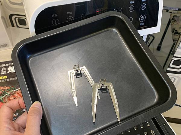 山水氣炸烤箱烤盤 (9).JPG SANSUI山水12L旋風溫控智能氣炸烤箱:360°自動轉烤不燒焦,不鏽鋼內膽好清理,預設16種氣炸烤箱料理(SAF-553N)黑白時尚雙色可選