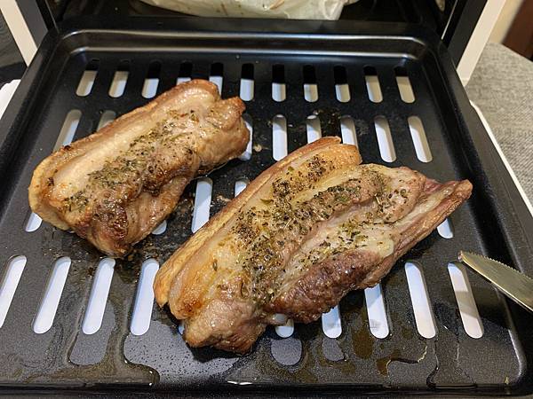 氣炸烤箱五花肉.JPG SANSUI山水12L旋風溫控智能氣炸烤箱:360°自動轉烤不燒焦,不鏽鋼內膽好清理,預設16種氣炸烤箱料理(SAF-553N)黑白時尚雙色可選