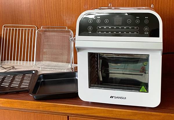 61AE1D97-9288-45A7-A9A8-FC6576A81C9F.jpg SANSUI山水12L旋風溫控智能氣炸烤箱:360°自動轉烤不燒焦,不鏽鋼內膽好清理,預設16種氣炸烤箱料理(SAF-553N)黑白時尚雙色可選