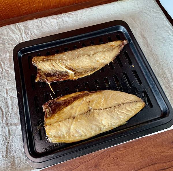 氣炸烤箱烤鯖魚 (2).jpg SANSUI山水12L旋風溫控智能氣炸烤箱:360°自動轉烤不燒焦,不鏽鋼內膽好清理,預設16種氣炸烤箱料理(SAF-553N)黑白時尚雙色可選