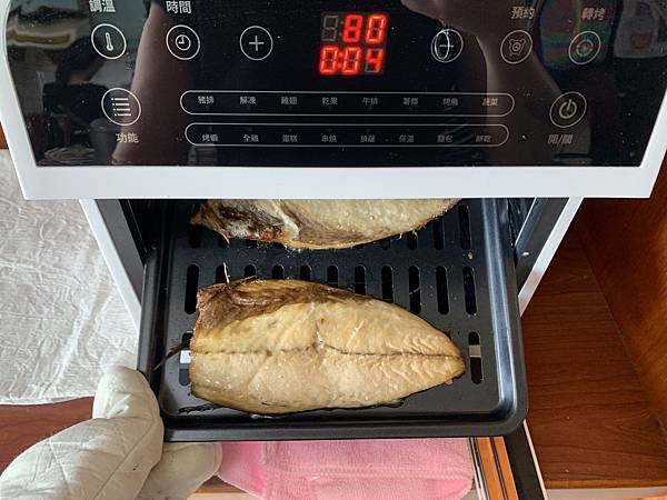 氣炸烤箱烤鯖魚.jpg SANSUI山水12L旋風溫控智能氣炸烤箱:360°自動轉烤不燒焦,不鏽鋼內膽好清理,預設16種氣炸烤箱料理(SAF-553N)黑白時尚雙色可選