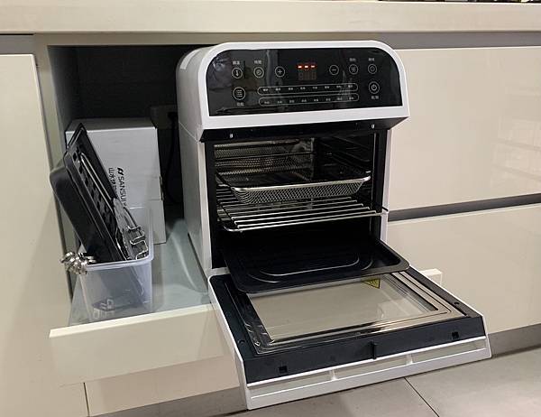小廚房氣炸烤箱 (1).jpg SANSUI山水12L旋風溫控智能氣炸烤箱:360°自動轉烤不燒焦,不鏽鋼內膽好清理,預設16種氣炸烤箱料理(SAF-553N)黑白時尚雙色可選