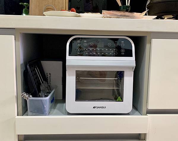 小廚房氣炸烤箱 (2).jpg SANSUI山水12L旋風溫控智能氣炸烤箱:360°自動轉烤不燒焦,不鏽鋼內膽好清理,預設16種氣炸烤箱料理(SAF-553N)黑白時尚雙色可選