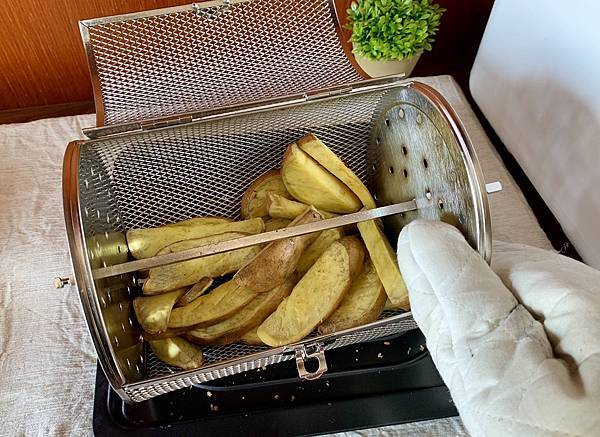 S__319799319.jpg SANSUI山水12L旋風溫控智能氣炸烤箱:360°自動轉烤不燒焦,不鏽鋼內膽好清理,預設16種氣炸烤箱料理(SAF-553N)黑白時尚雙色可選