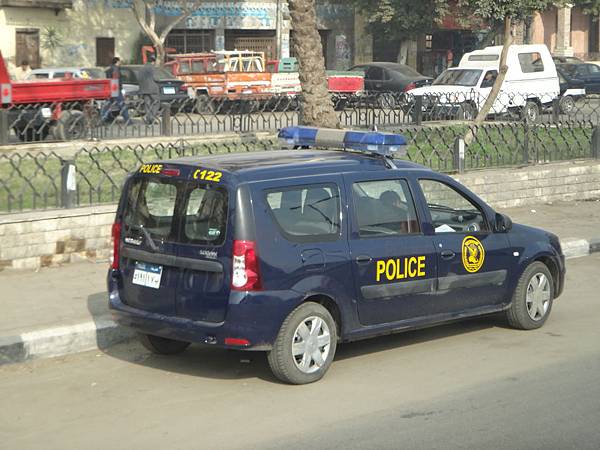 这部警车在埃及旅游中,都跟著我们,阿海需随时报告我们的行踪给警察