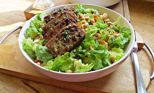 豆腐北非小米沙拉