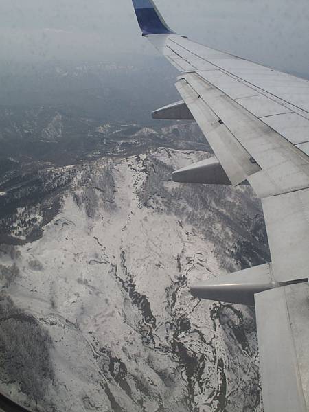 開始降落的空拍.隱約看得到山上還積雪