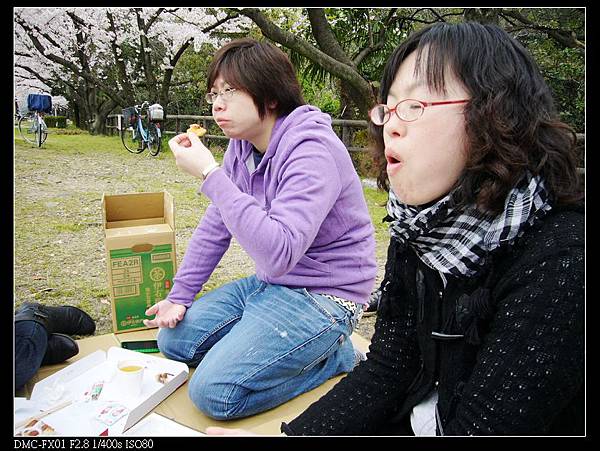 右邊的戶田小姐的臉發生什麼事XD