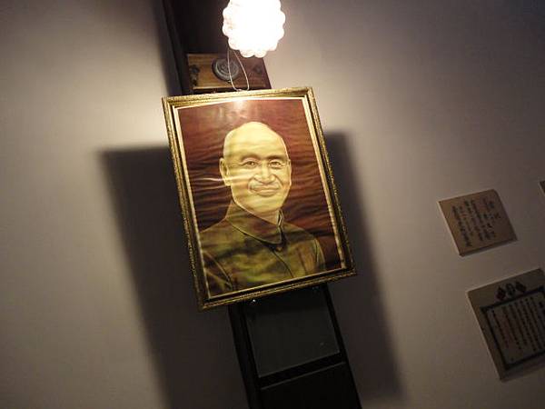 不覺得他笑得很詭異嗎?