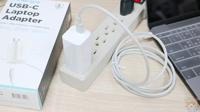 一顆搞定手機、平板、筆電!世界最小萬用充電器 55CC 開箱 一顆搞定手機、平板、筆電!世界最小萬用充電器 55CC 開箱