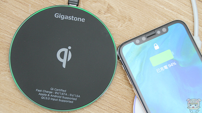 輕薄、支援 QC3.0 快充，Gigastone GA-9600 無線充電盤開箱