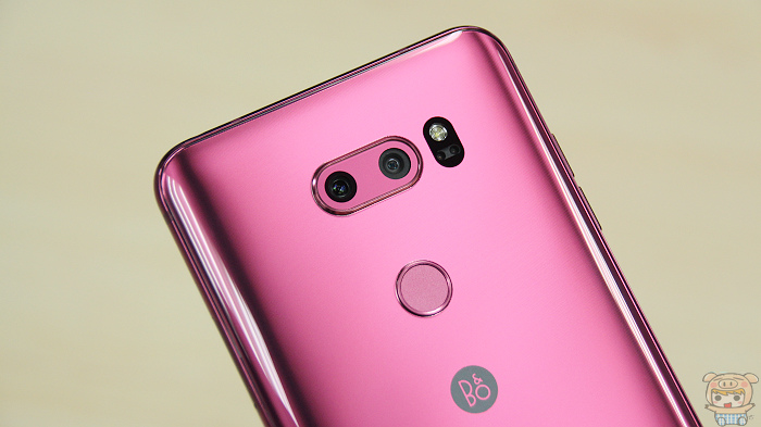 超美形外观 + 广角双镜头,LG V30+ 恋恋红实机