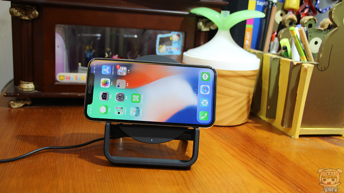 讓你邊追劇邊充電！Belkin Boost Up Stand 無線充電桌架開箱 